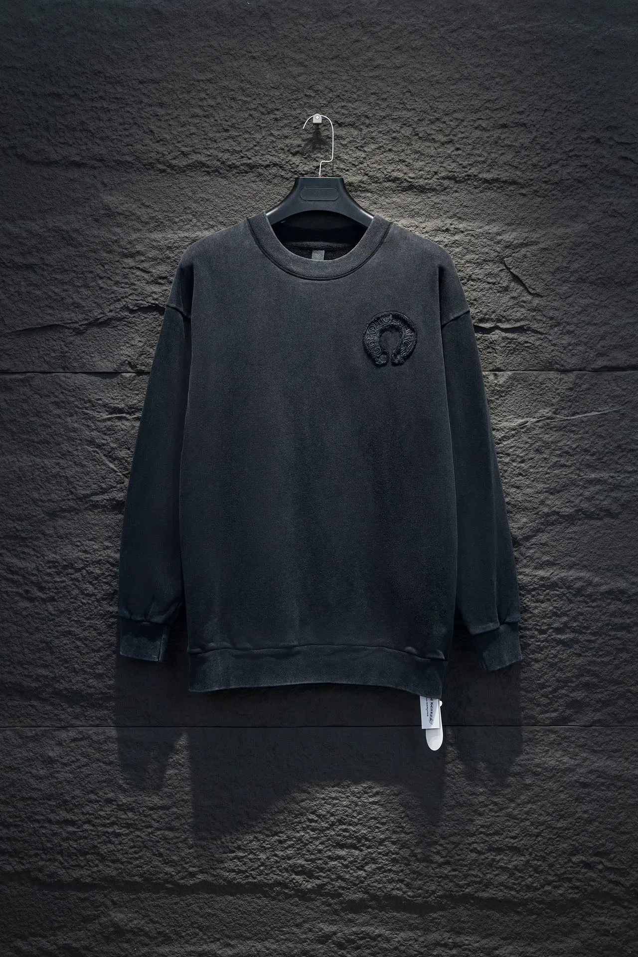 P260 🆕Chrome Hearts Home 420 grams, different from the market, texture is incomprehensible, os version is really charming, Chrome Home is also really unique, every new season's new product version is to the extreme, very practical, can be worn casually, nice✔️ - ⚠️100% cotton, using custom-dyed terry cotton sweatshirt surface, 420g double yarn, comfortable feel Made from imported knitting needle carded cotton, the thickness is moderate, drapey and contoured, making the upper body comfortable! ! It is very tolerant to fat body types and can instantly lose five pounds after wearing it!  Front panel #Back panel hardware elements# The English letters are arranged artistically. Imported Tajima high-density heavy-duty embroidery technology. The fonts are three-dimensional and full. The body is treated with washed and distressed elements, which greatly increases the interest of the clothing; unique visual effects.  Hem Loose closing Double-layer fabric Good closing effect Exquisite hemming Color: washed black, apricot Size: S-M-L-XL
